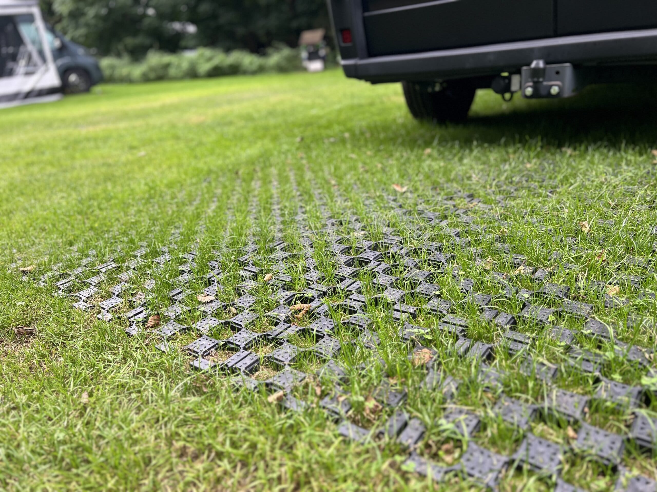 Terra-Grid E®35 kunststof grastegels op gras met auto