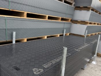 20 PE Rijplaten 200x80x1,5 cm  + stapelkrat