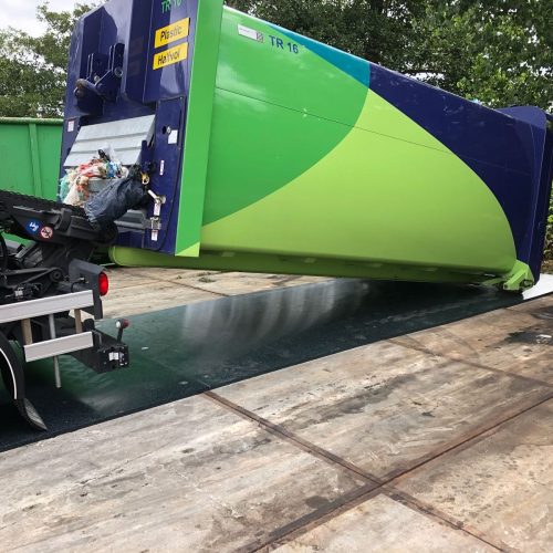 Containervloer bij milieustraat met container Containervloer bij milieustraat met container